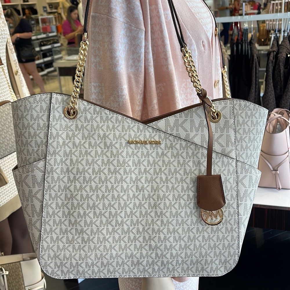 Michael Kors Jet Set Travel Large Chained Tote Shoulder Bag MK Vanilla
NWT - Picture 8 of 16
